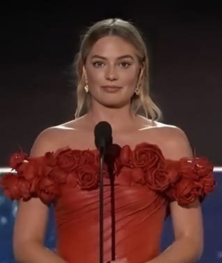 Look de Margot Robbie con este trench de cuero por solo $46 dólares