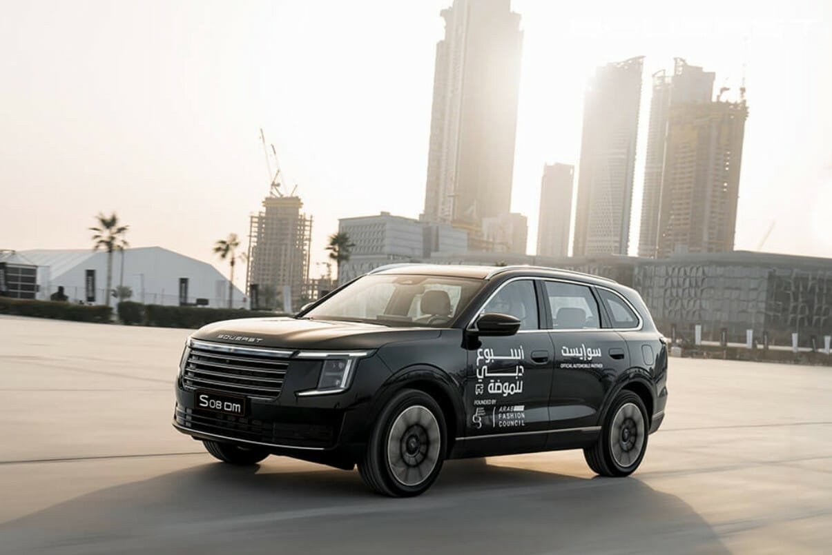El SOUEAST S08 i-DM debuta en el Dubai Fashion Week, un SUV que combina moda y tecnología
