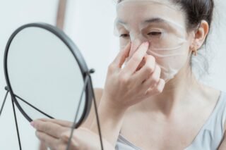 Dormir con una sheet mask: el error viral que conviene evitar